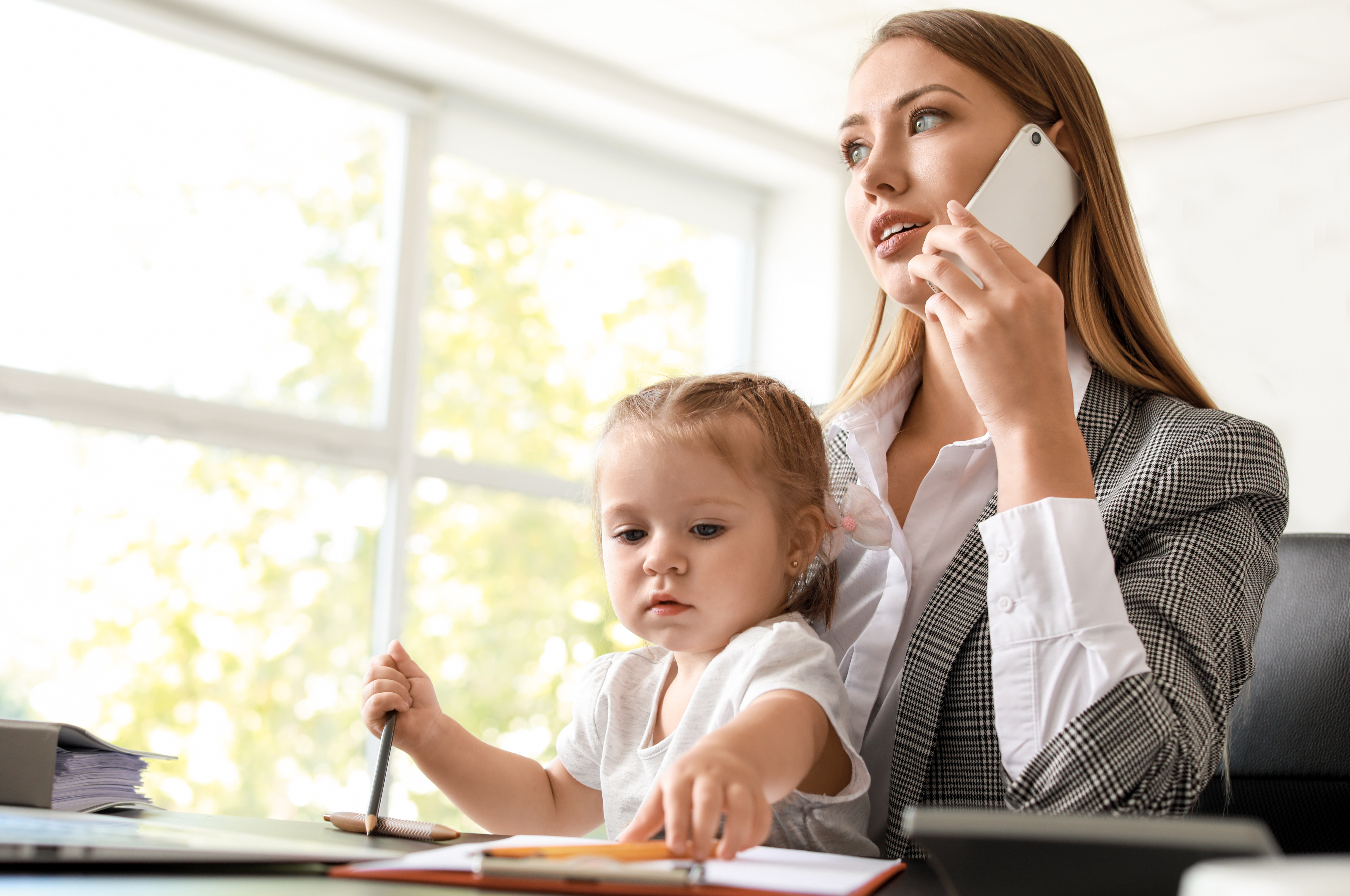 Telefon w ręku rodzica też ma znaczenie? Zjawisko technoferencji